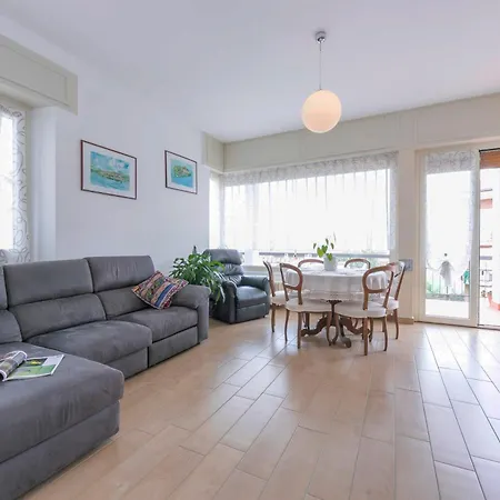Residenza La Terrazza Di Dante: 2Br Apartment With Sunny Terrace - Happy Rentals Διαμέρισμα Στρέσα
