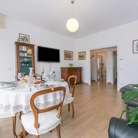 Residenza La Terrazza Di Dante: 2Br Apartment With Sunny Terrace - Happy Rentals * Στρέσα