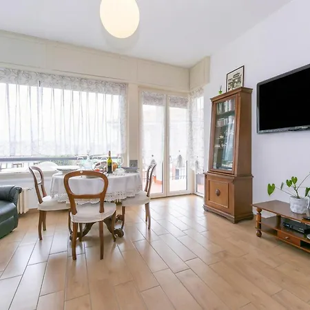Residenza La Terrazza Di Dante: 2Br Apartment With Sunny Terrace - Happy Rentals Στρέσα